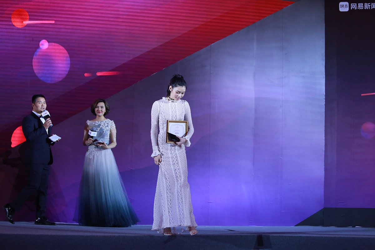 以这样的人值得的欣赏为题700字作文