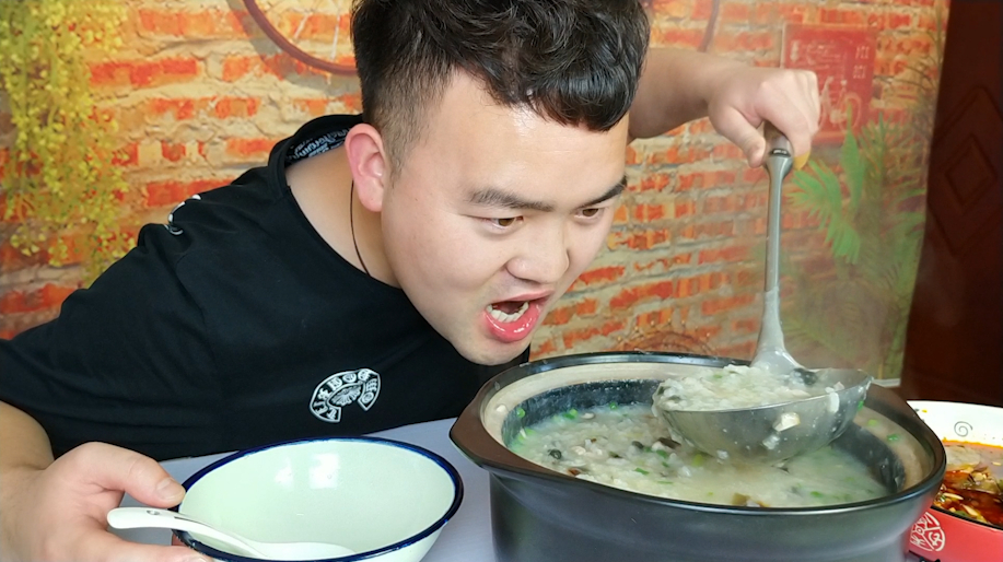 4个皮蛋一块肉,做成一锅养胃粥,小伙一口气喝3碗真舒服