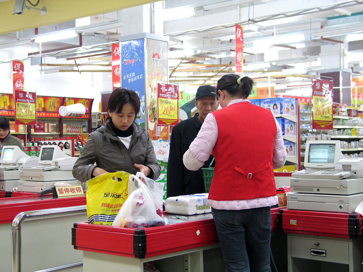 写一篇关于华润万家超市门店实习过程中进行门店销售活动的策划工作实习的经过从活动策划前、活动开展过程中和活动结束后三个阶段进行阐述。