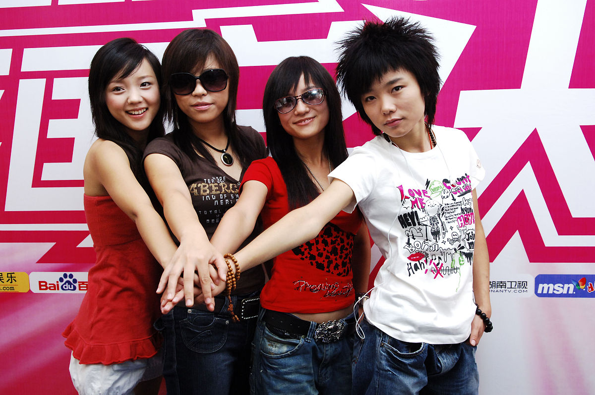 2006年8月19日,2006超级女声5个唱区的前三强按名次分成3组和媒体见面
