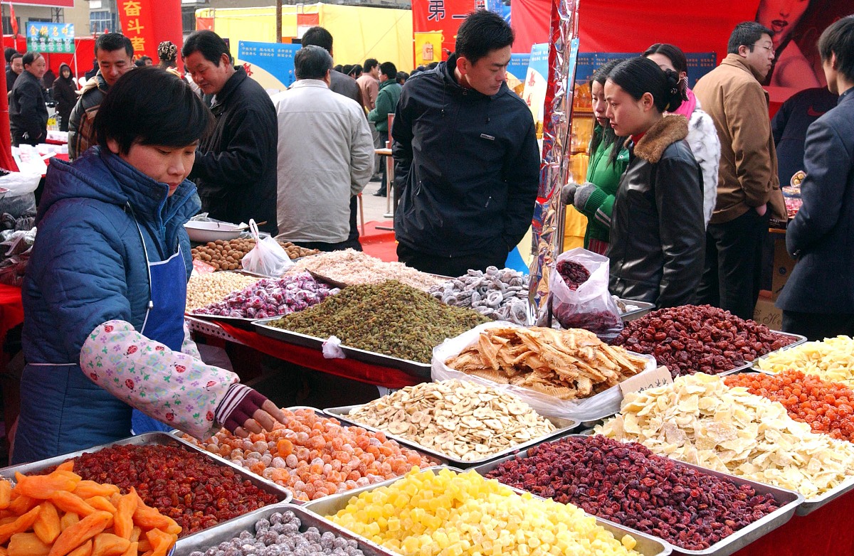 2005年1月4日,郑州市金水路燕庄附近的一个年货采购大会上,市民在选购