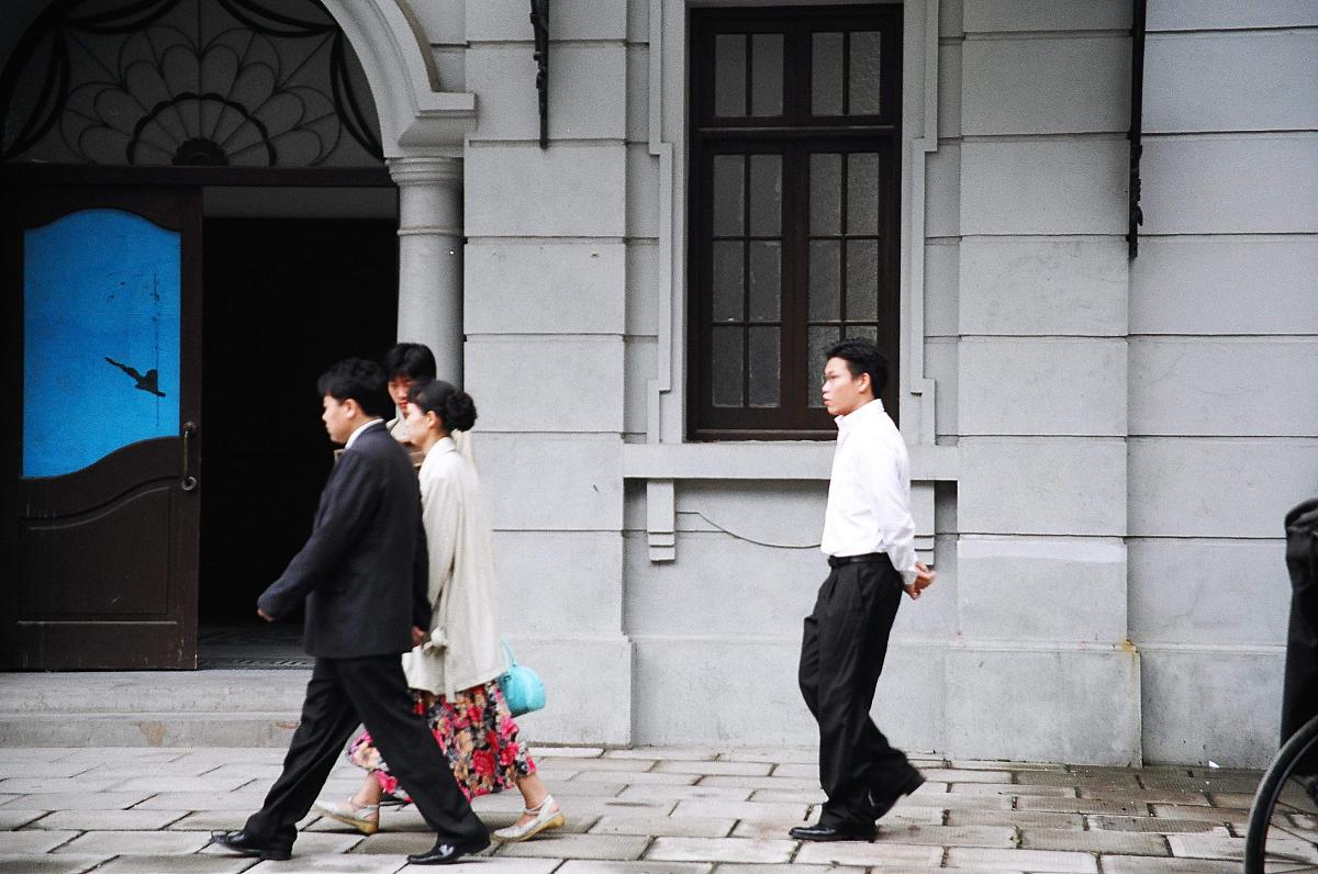 帮我出一个校园迎新主题的视频脚本 要求：细化到每个镜头多少时间每个镜头怎么拍摄要求包含时间类型 拍摄要求参与角色以及拍摄技巧整体时间不限制以多人镜头为主要演员项目类型	时间	画面内容	拍摄要求	参与角色	拍摄要点开头动画		新生系鞋带校门口	从下往上推先拍摄脚后到整体人物		注重视频加速及快慢切换显示校园内景		奔跑场景外景	大屏幕仰拍跳跃拍摄地点：操场		拍摄至下人物越过镜头连贯		跑到网球场的