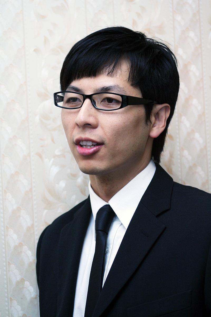 2008年3月18日,福州,著名亚姐翁虹与丈夫刘伦浩亮相福州,接受媒体采访