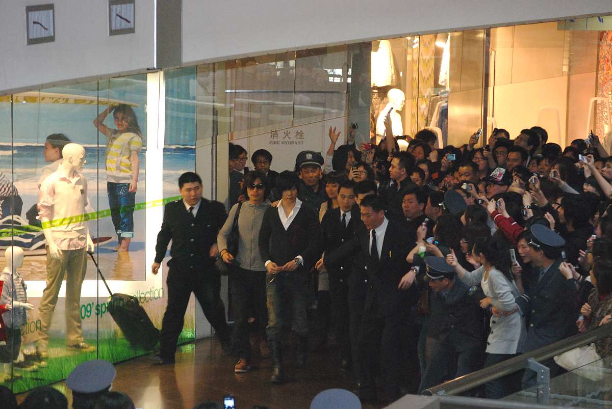 2009年4月6日,上海,唐禹哲专辑《d新引力》签售会.***_***+++_+++唐禹