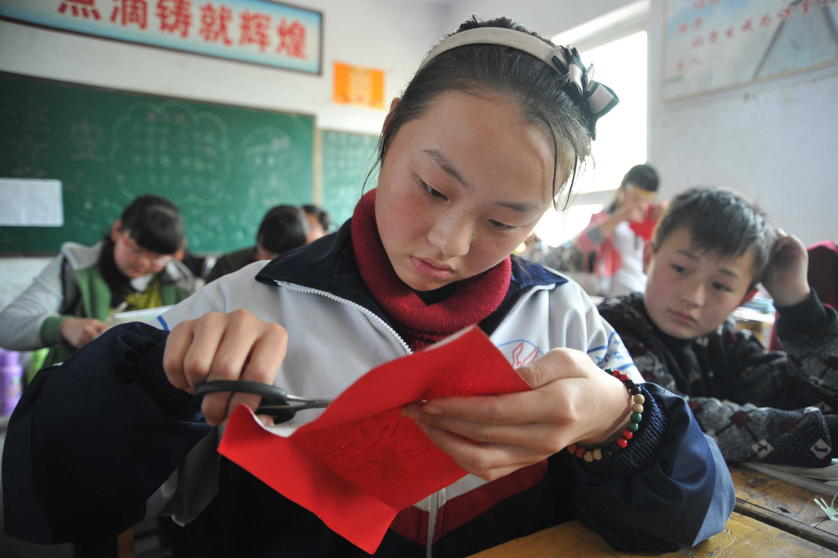 请你赏析一下这首诗歌如下：我们来了一波一波的接力带着一颗炽热的心让寂静的乡村点亮星空 手握一支粉笔为孩子们描绘通往知识的一扇门 到了这儿才发现我只是一根火柴而幸福就是尽己所能为孩子们做些什么 支教的理由有千万种而我朴素的心愿是带领他们把灯点亮 老师这个单词怎么读呀老师外国人也会学中文吗我想这就是支教的意义 支教的岁月就像一杯清茶没有华丽的色泽和醇厚的味道淡淡的清香却让人回味无穷 夜雨点点何所悟昔言