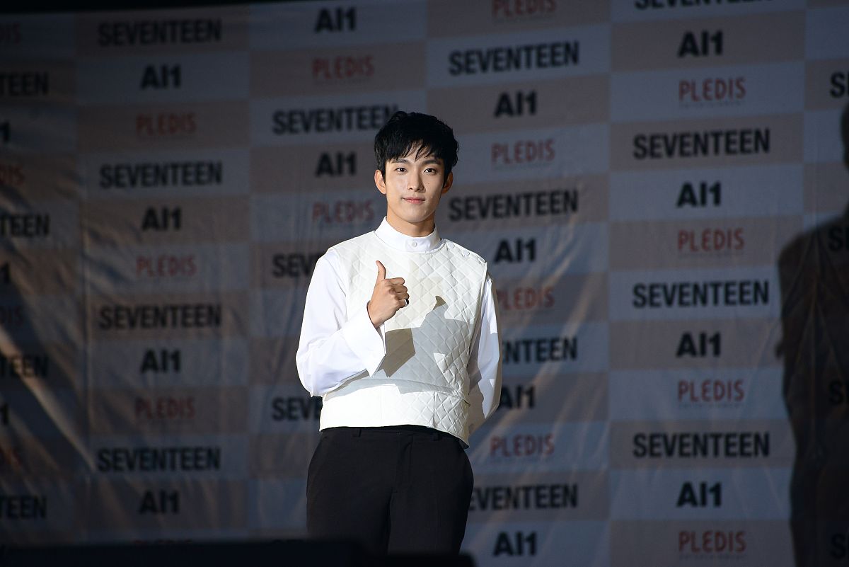 男团seventeen在举行了新专辑《al1》showcase.在当天showcase最后,se