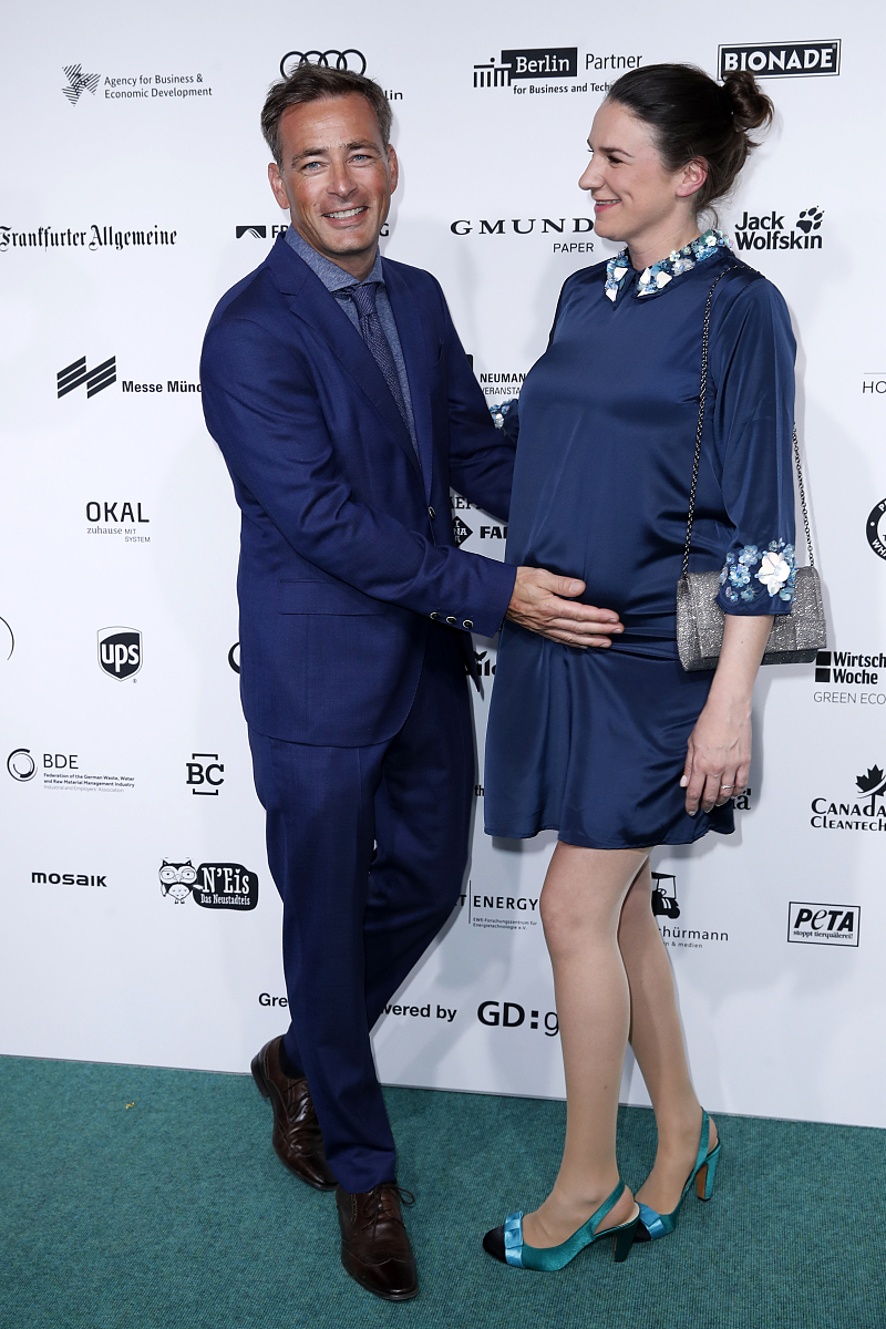 截止2021年底美的集团累计参与制订与修订标准1251项其中国际标准41项、国家标准455项、行业标准260项、地方和团体标准495项。集团共获得超250项国家、省部和市级科学技术奖励其中国家科学技术奖3项基于家电绿色技术研究与应用方面的贡献还荣获联合国环保署颁发的低碳环保领先奖。重新写这段话表达相同的意思但是看起来不一样帮我论文降重