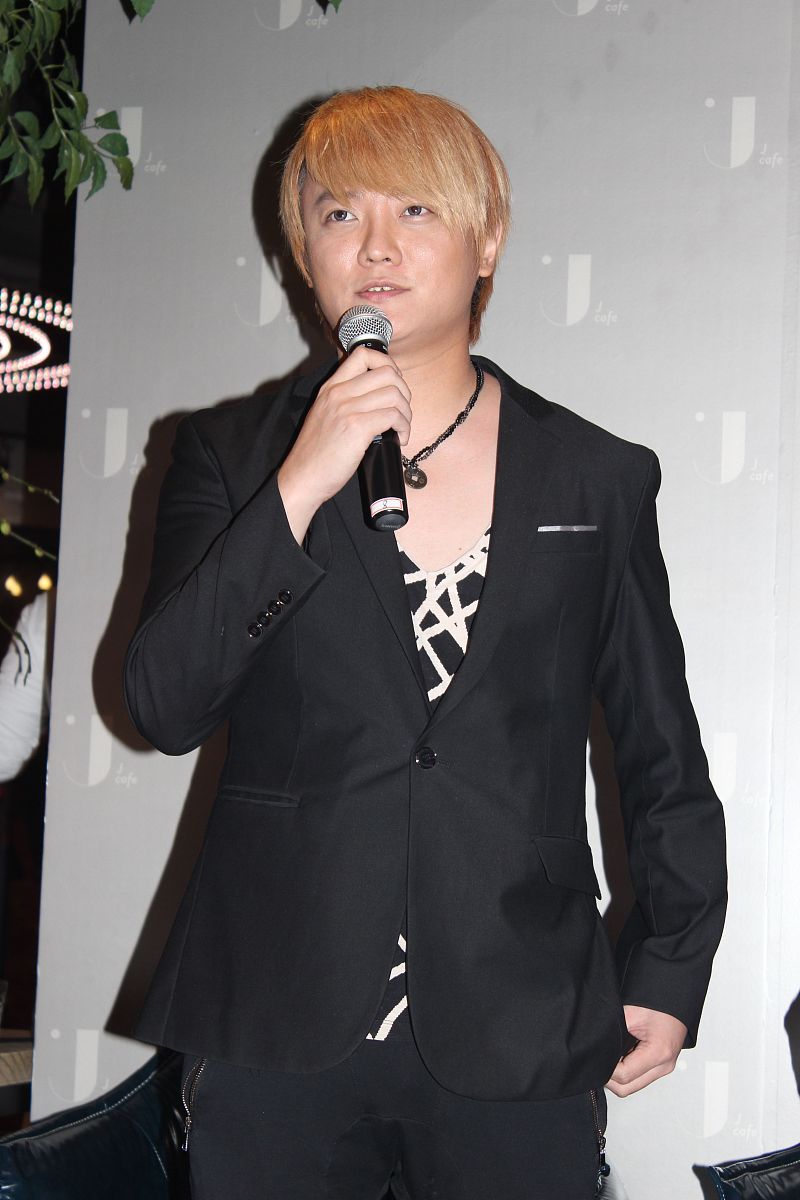 2015年10月9日,上海,明星投资的"j cafe"咖啡店开张 .***_***阿沁