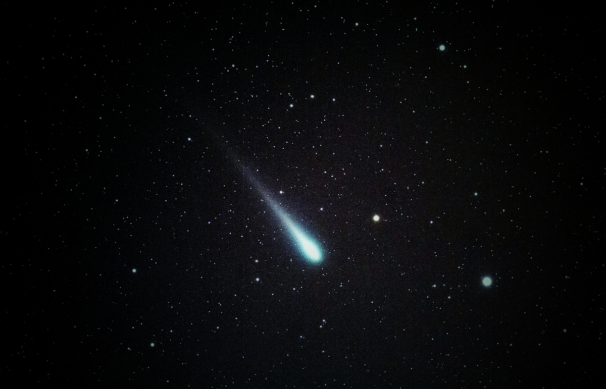 2013年11月5日,在青岛上空,这颗彗星已经能从双筒望远镜中清晰看到,尾