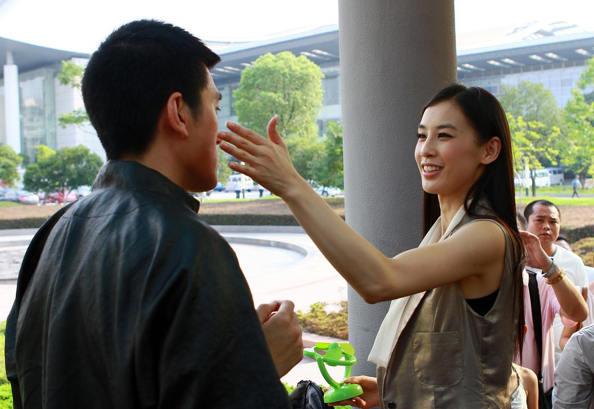 2010年8月10日,杭州,电视剧《富二代》(又名《没有承诺的爱》)赶拍.杨