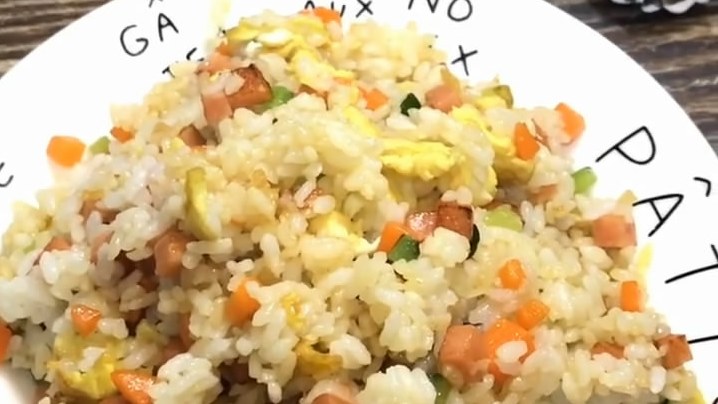 #2018年度神动态#关于炒饭,只能说是最简单也最困难!今天做个火腿鸡蛋炒饭的做法,评论说