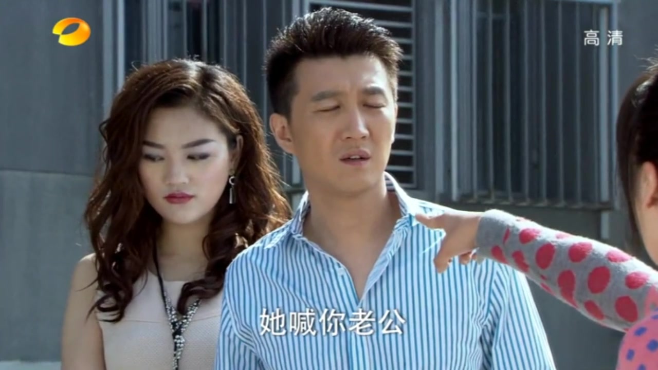 美女大街上偶遇老公和一女子,走近一看竟是其同事,瞬间懵了