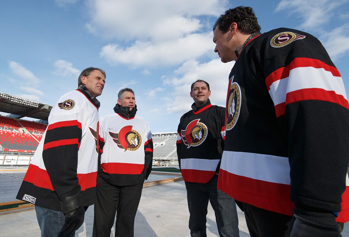 2017年12月8日,加拿大,nhl 100周年经典赛前瞻,赛场搭建工作进行中,球