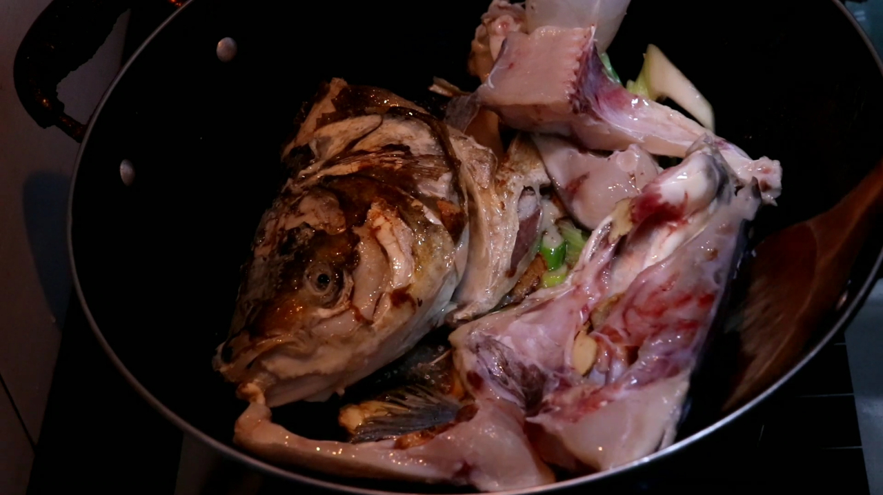 这才是鱼头最好吃最正宗的做法,肉质鲜嫩,奶白色的汤能喝3碗