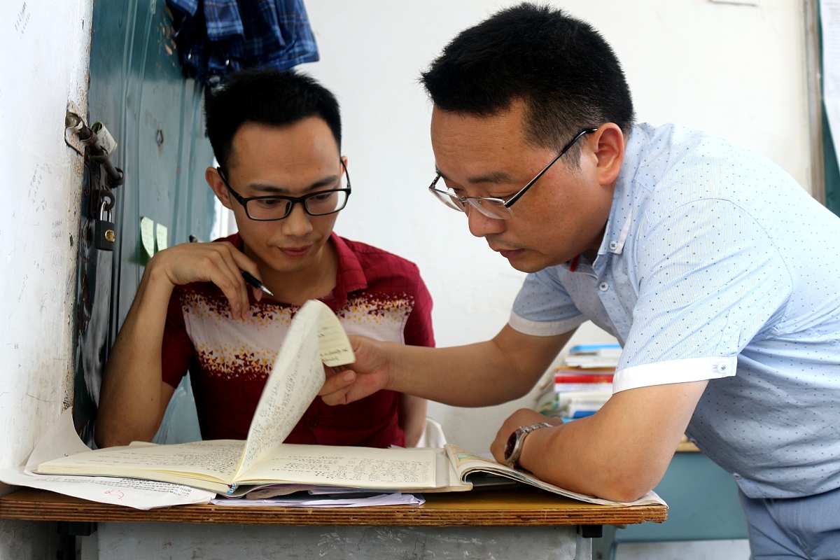 高中班主任育人故事:学生家庭困境,用爱和行动点燃希望 高中班主任育人故事:学生家庭困境,用爱和行动点燃希望