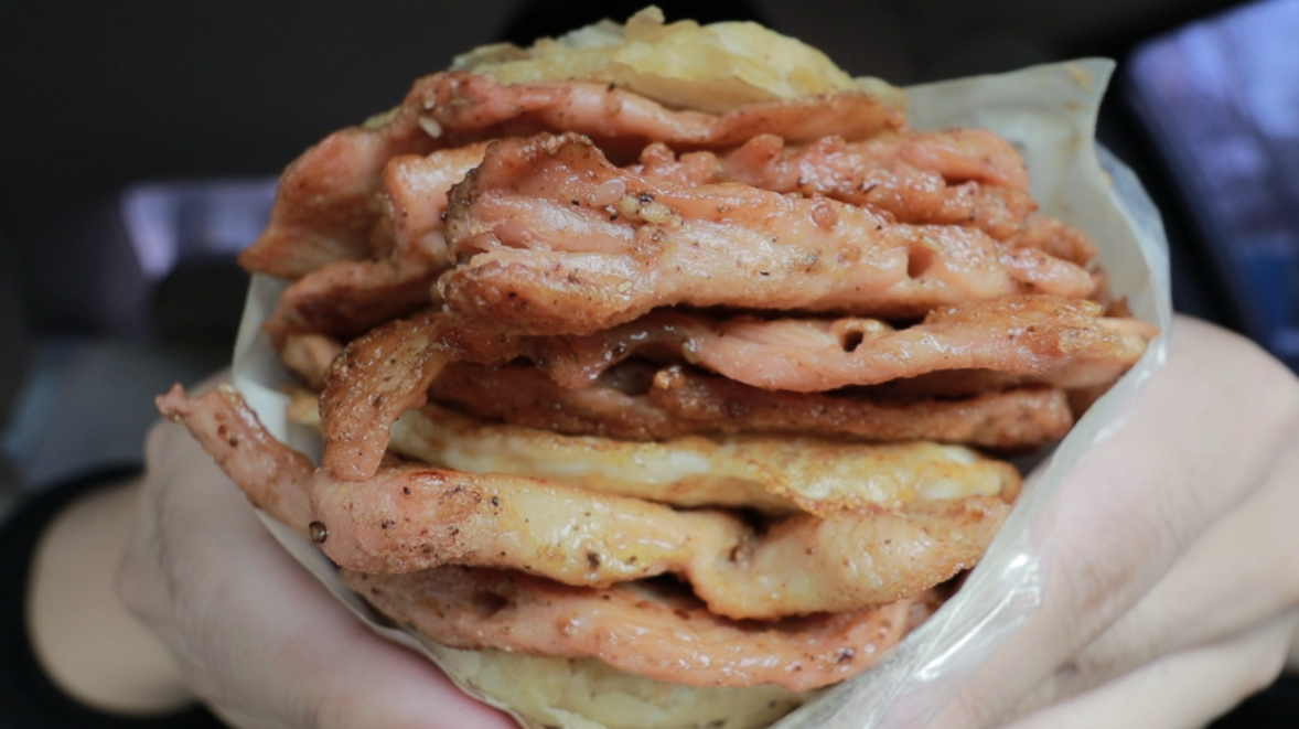 18元的烧饼里脊!八层肉,一个荷包蛋!你能吃几个?