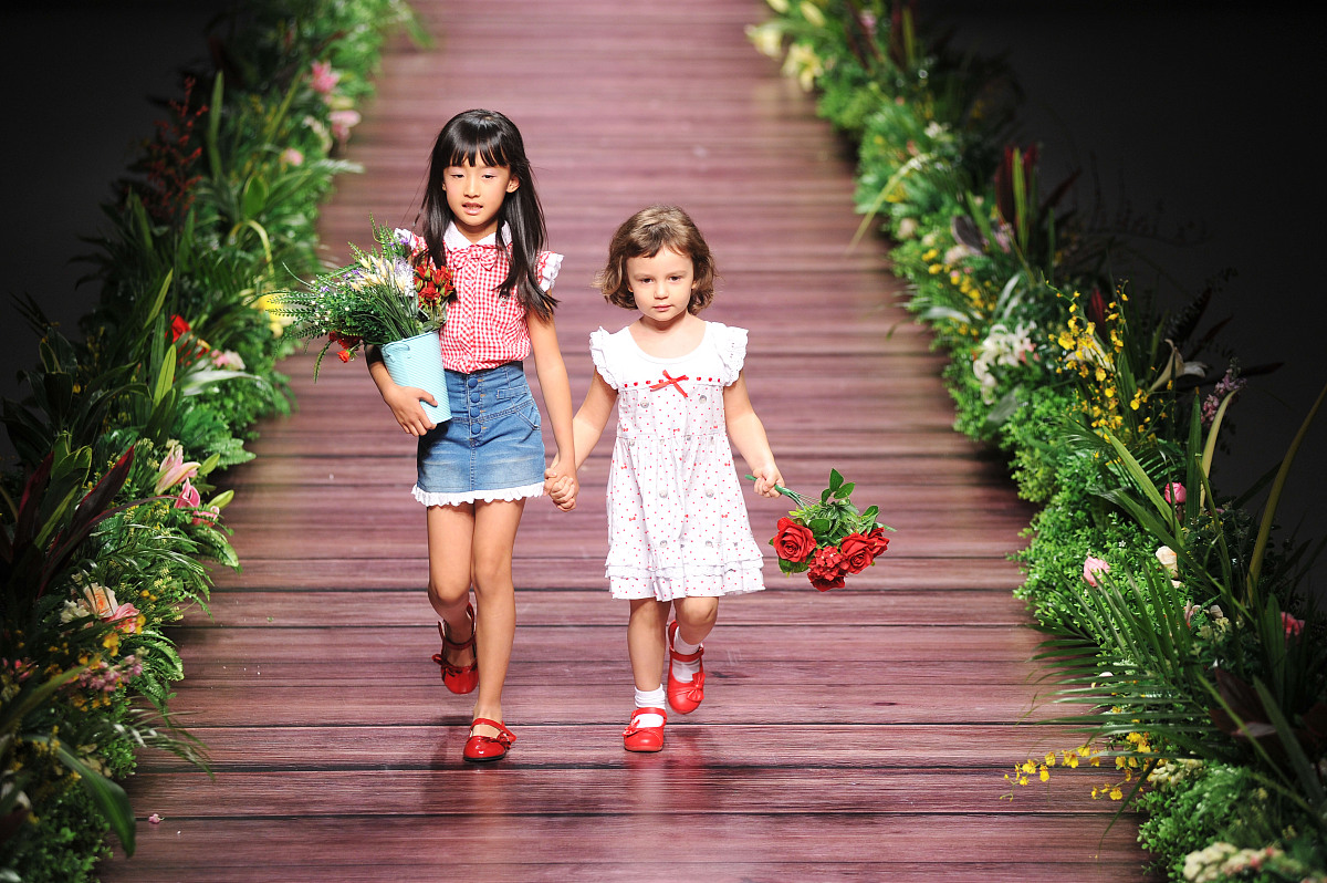 帮我撰写一篇夏天探索自然的时尚美文以描述童装服饰新品为主题服装类型：简约风温柔杏色长裙、趣味印花点缀休闲衬衣、翻领排扣趣味上衣