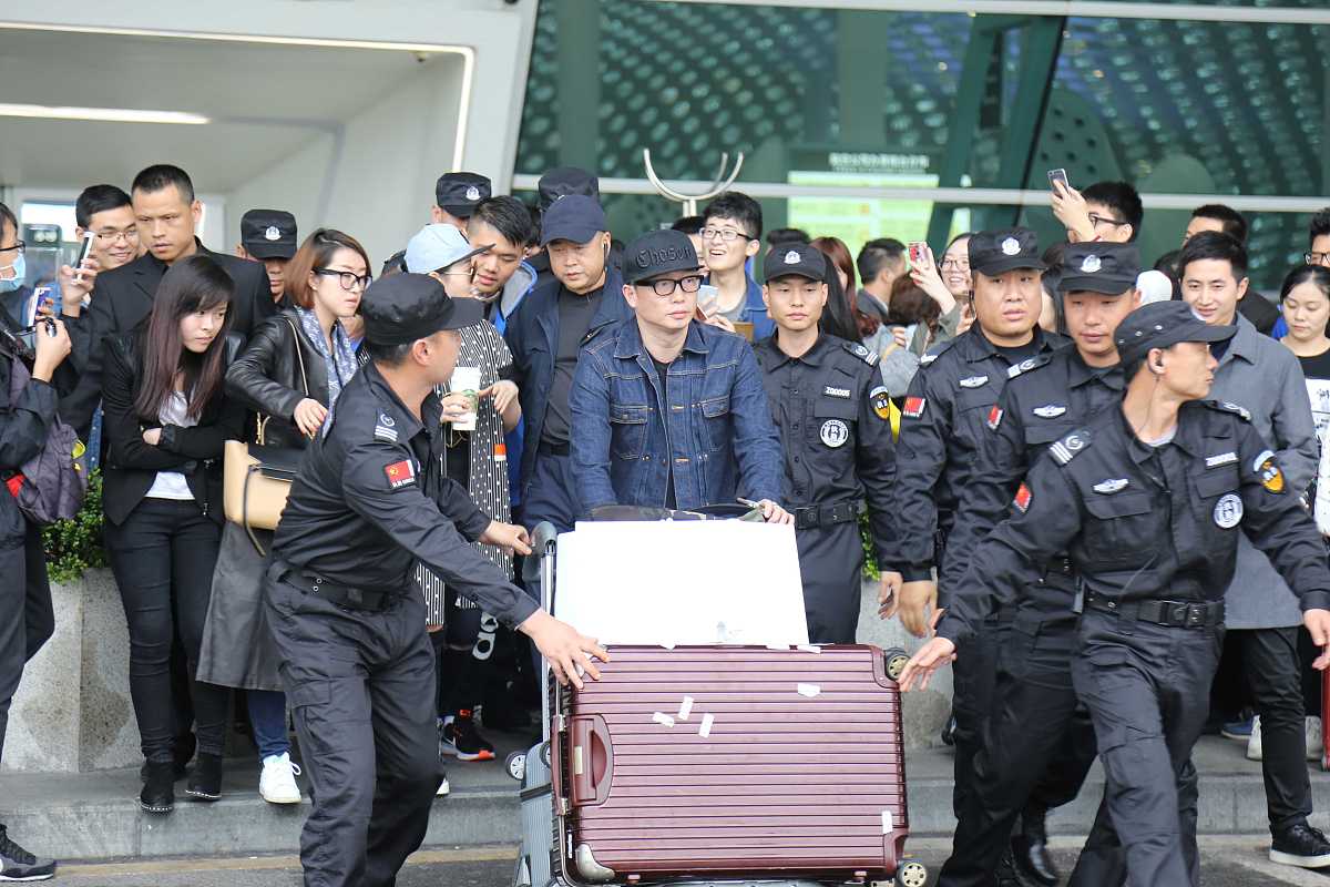 深圳机场电瓶车服务是否外包？