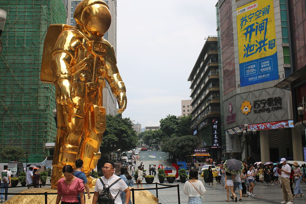 2019年7月20日,金光闪闪的巨型宇航员塑像亮相重庆解放碑步行街,吸引