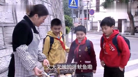 男孩没钱吃烤鱿鱼,回头一看班级倒数第一的傻男孩,立马有了主意