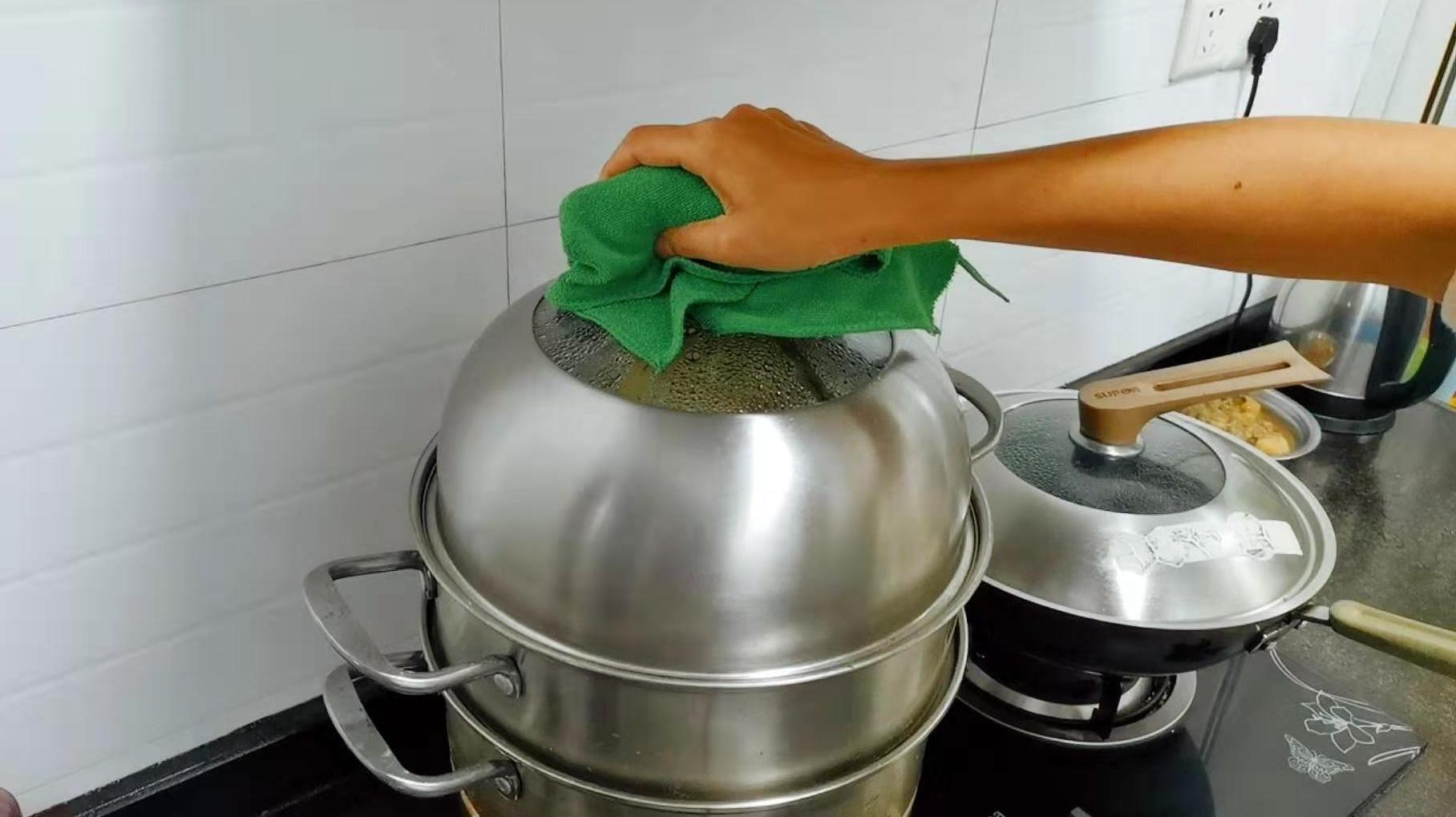 儿子嘴馋,媳妇巧做奶香小馒头,太有才了,出锅时,看饿了!