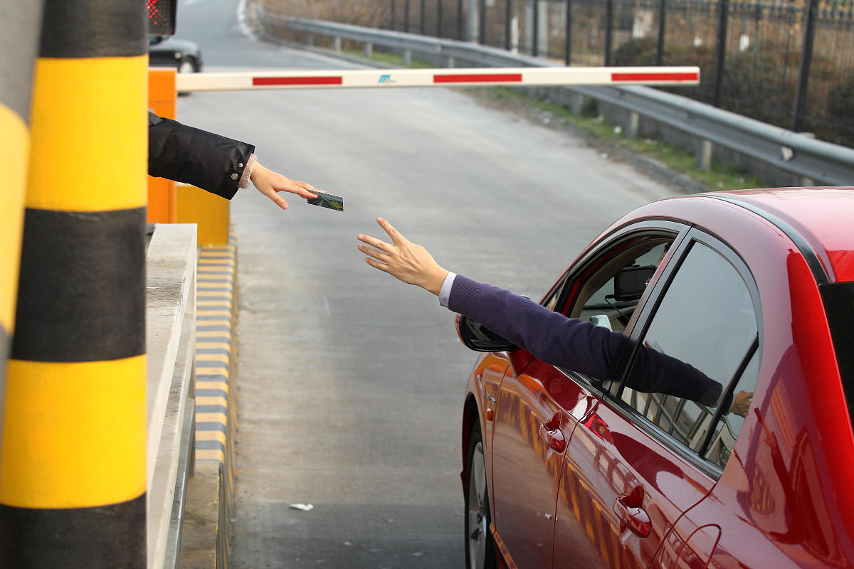 阐述：FS电力公司工程项目成本管理访谈分析结果2000字包括项目进度成本管理、项目物料成本管理、项目分包成本管理、项目成本责任考核等方面