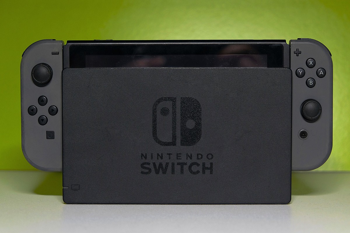 将下面html翻译为中文并保持格式：Nintendo Switch ya batteries__--__EU Says Handheld Consoles Must Have Replaceable Batteries Starting 2027__--__pThe next iterations of the Nintendo Switch and Steam Deck could come w