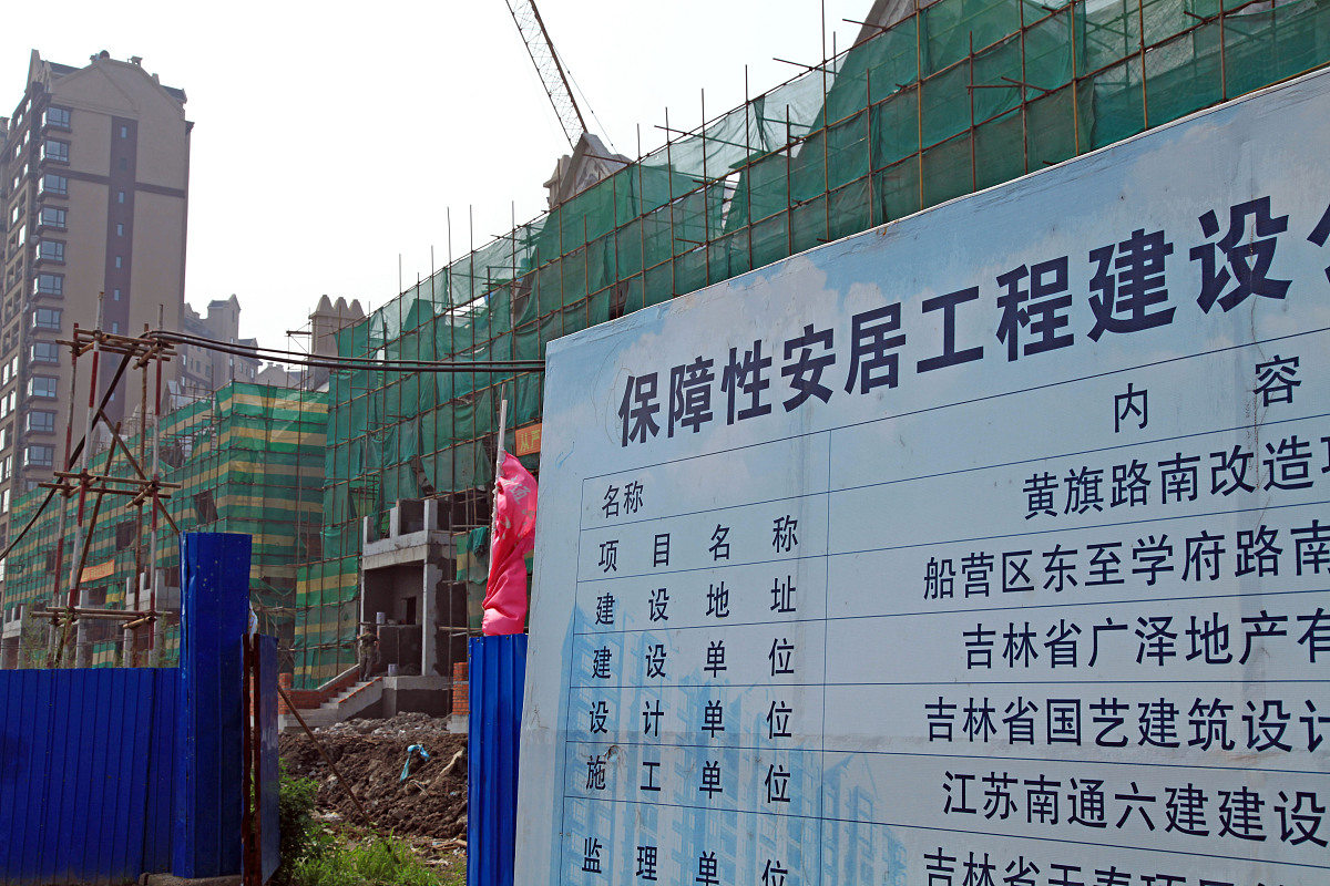 以下这段话如何换成另一种中文方式表达？为了确保项目的进度和安全文明施工目标得到实现需要负责编制施工总进度计划、月度施工进度计划和施工材料的总体计划并审核月材料计划的同时还需要协助物资部做好材料和设备的选型、定货工作