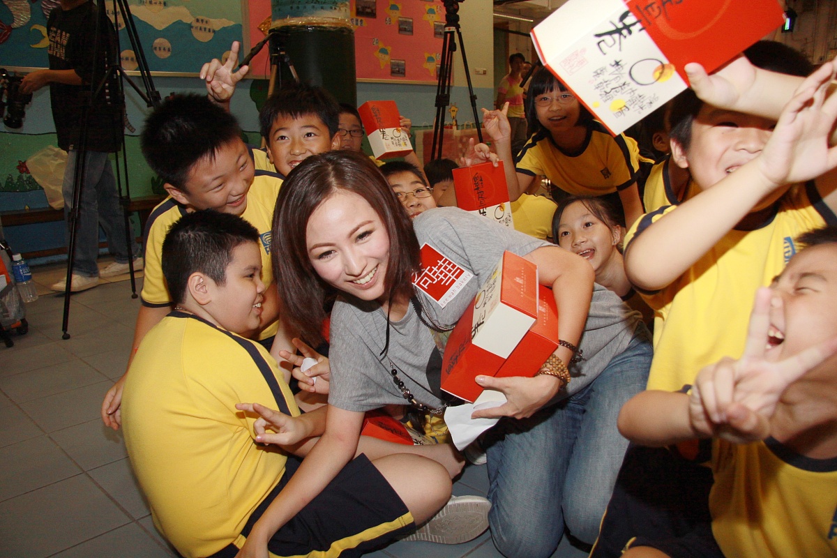 2009年9月7日,香港,"赏"学生月饼度中秋活动.***_***刘心悠与小朋友++