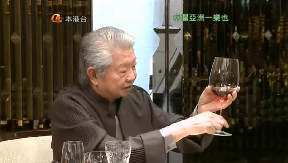 蔡澜讲解正确拿红酒杯的手势,很多人都陷入了误区,一起来学学!