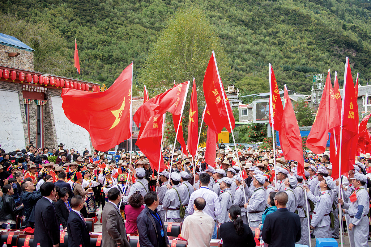 2300名师生徒步108里祭拜先烈，固原学子传承红色精神