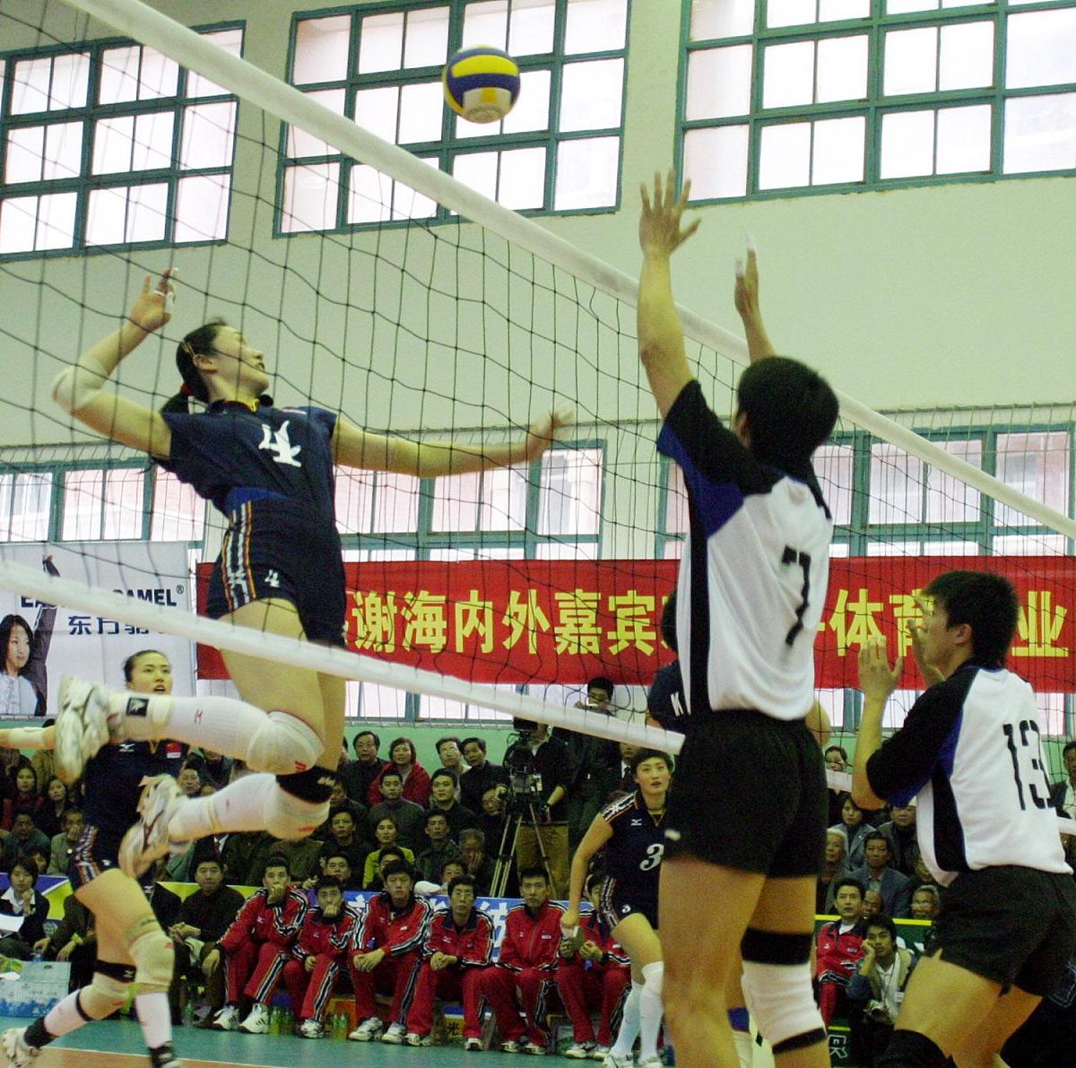 4月29日漳州中国女排腾飞馆120多名排球参赛选手身着齐整运动装伴随着一声嘹亮的开场哨响正式拉开了2023年晟育杯漳州市排球联赛赛事！ 联赛赛事由漳州市体育总会主办漳州市排球协会和福建晟育投资发展集团有限公司承办。本次联赛赛事不仅是漳州市群众体育活动的一次盛会也是福