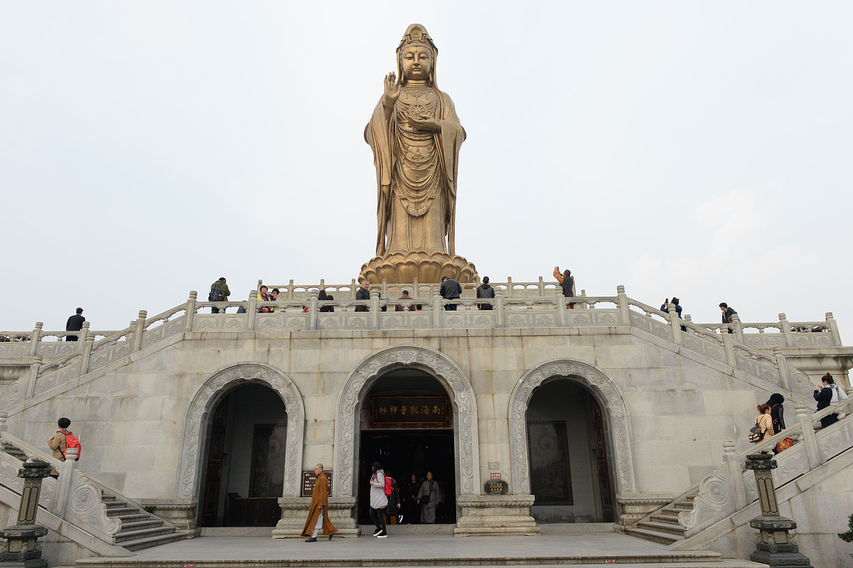 普陀山是中国佛教四大名山之一、著名的观音道场、国务院公布的首批国家级重点风景名胜区之一素有海天佛国南海圣境之称。全山开放有寺院共四十多座最大的是普济寺、法雨寺、慧济寺和宝陀讲寺。最大的地标是总高33米的南海观音大佛。普陀山四面环海被誉为第一人间清静地。帮我用180字详细描述