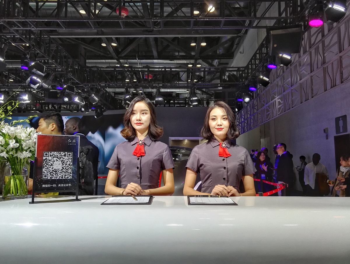 帮我写一个抖音七夕直播专场的主题名称跟厦航空厨 美食有关 写成对称且押韵的六言绝句