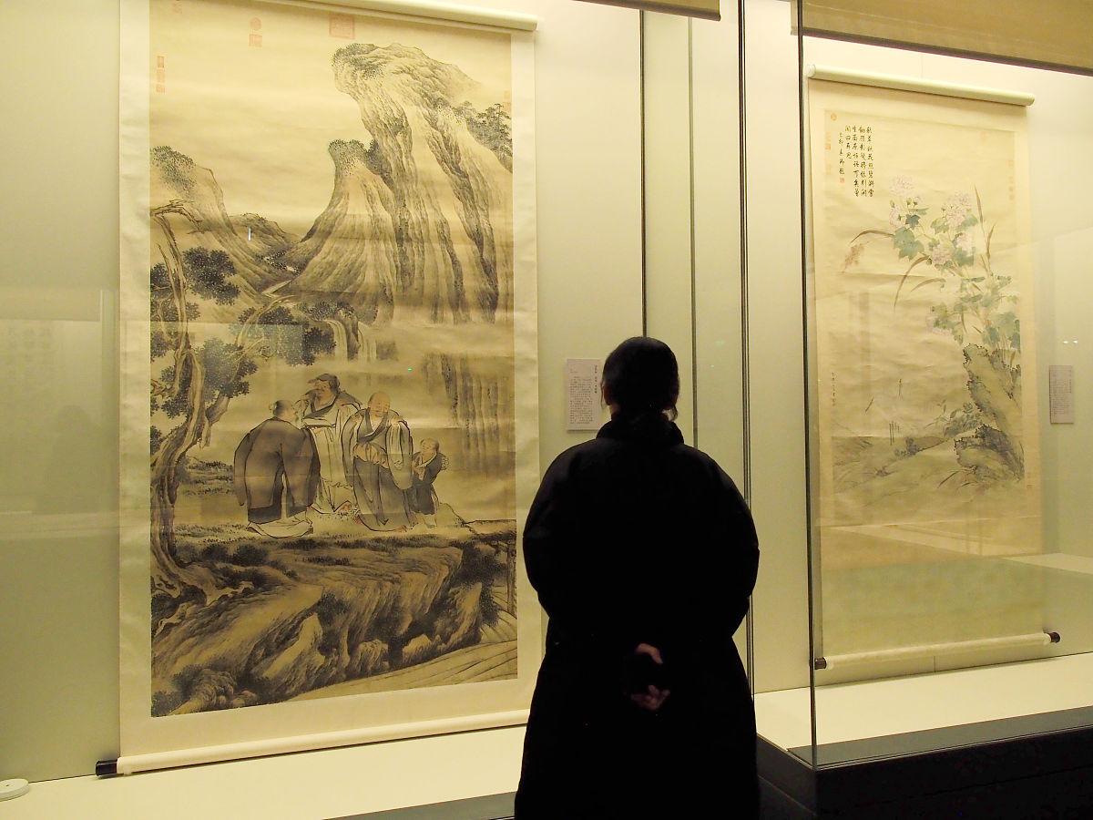 Chinese Scroll Painting: A Masterpiece of Royal Life and Tradition