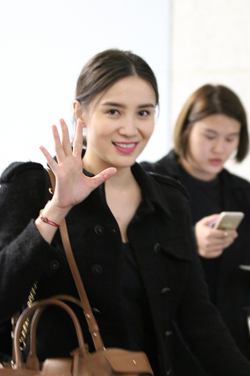 我是一个德美混血 现在46岁 在新加坡长大 在大学学的是会计专业 工作在一件投资公司做会计然后认识了前夫 40岁因为离婚来到美国重新生活给我编一个动人的工作经历和悲观的感情失败的故事 有经历和情节