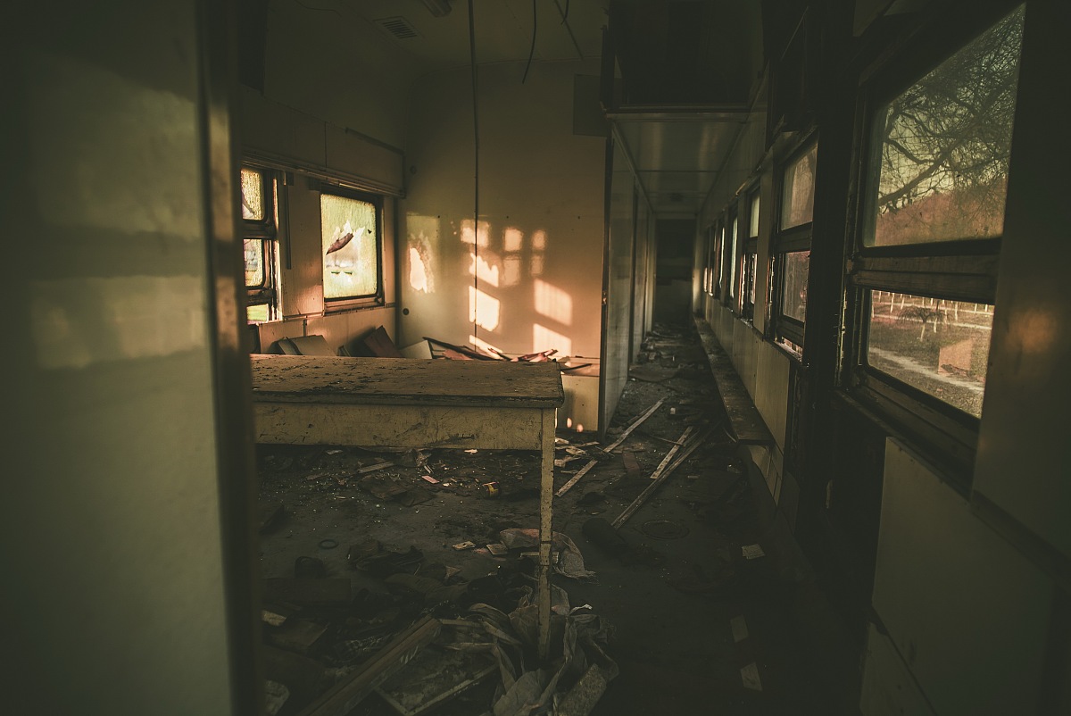 深夜任务：荒废工厂里的秘密