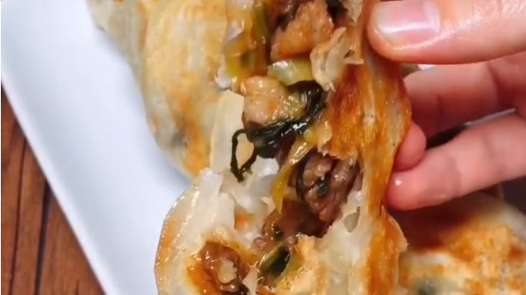手把手教你在家做酱肉烧饼,吃起来非常酥脆,看着就流口水了!