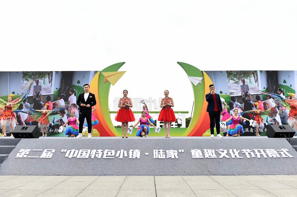 写一个商业体的六一儿童节的活动方案：含以下内容 活动时间：6月3日 活动地点：川南新能源汽车城 活动内容： 1、萌宠集市展示内有小鸭子小兔子售卖红萝卜、白菜3元一包喂宠物下午三点到五点 2、儿童游园会射箭、蒙脸贴鼻子等游戏下午三点到五点 3、小吃摊位全天展示 4、小丑人偶赠送气球下午三点到五点 5、卡丁车互动全天