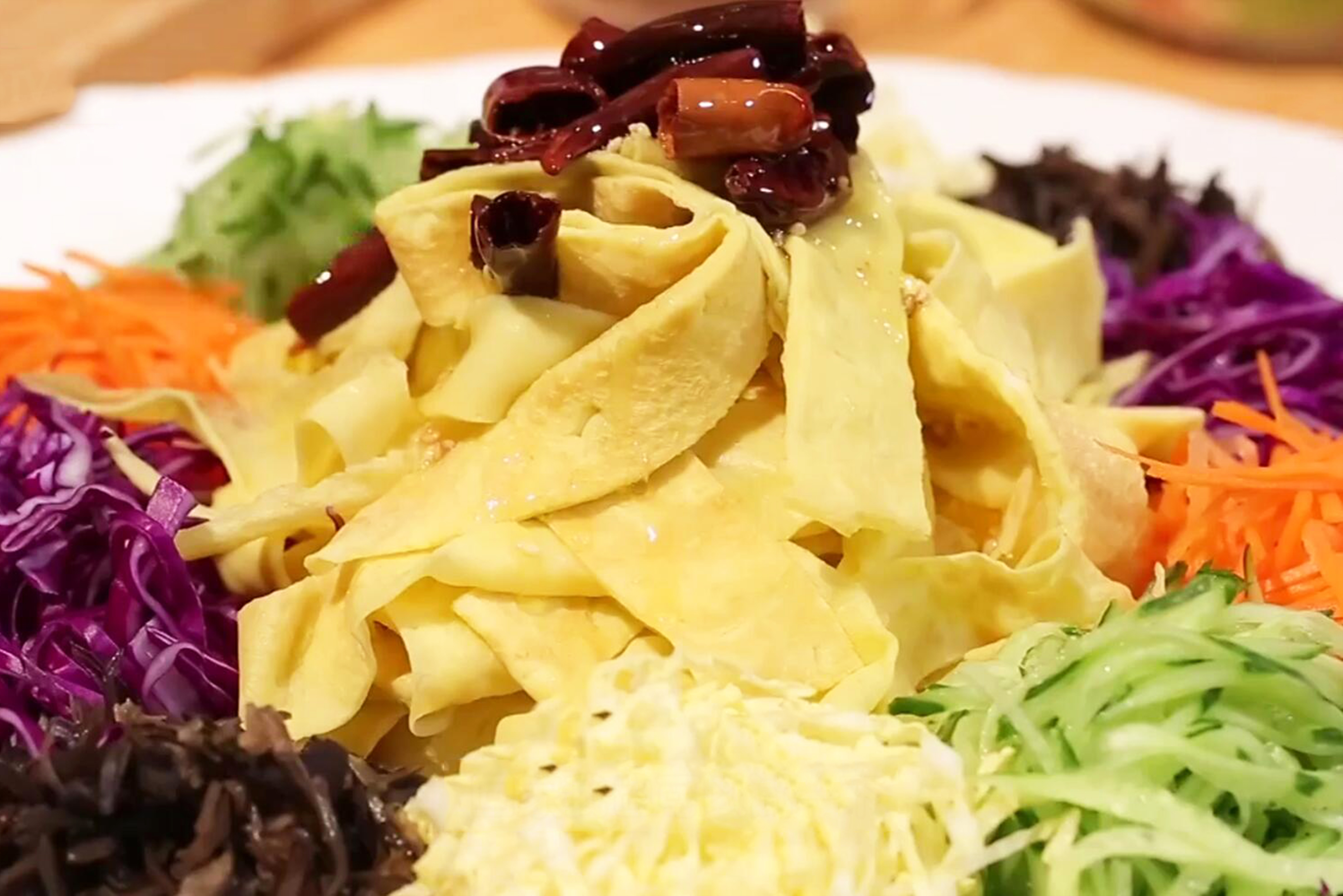 用鸡蛋做的这道凉菜,配这碗秘制酱汁,一到夏天每个人都爱不释口