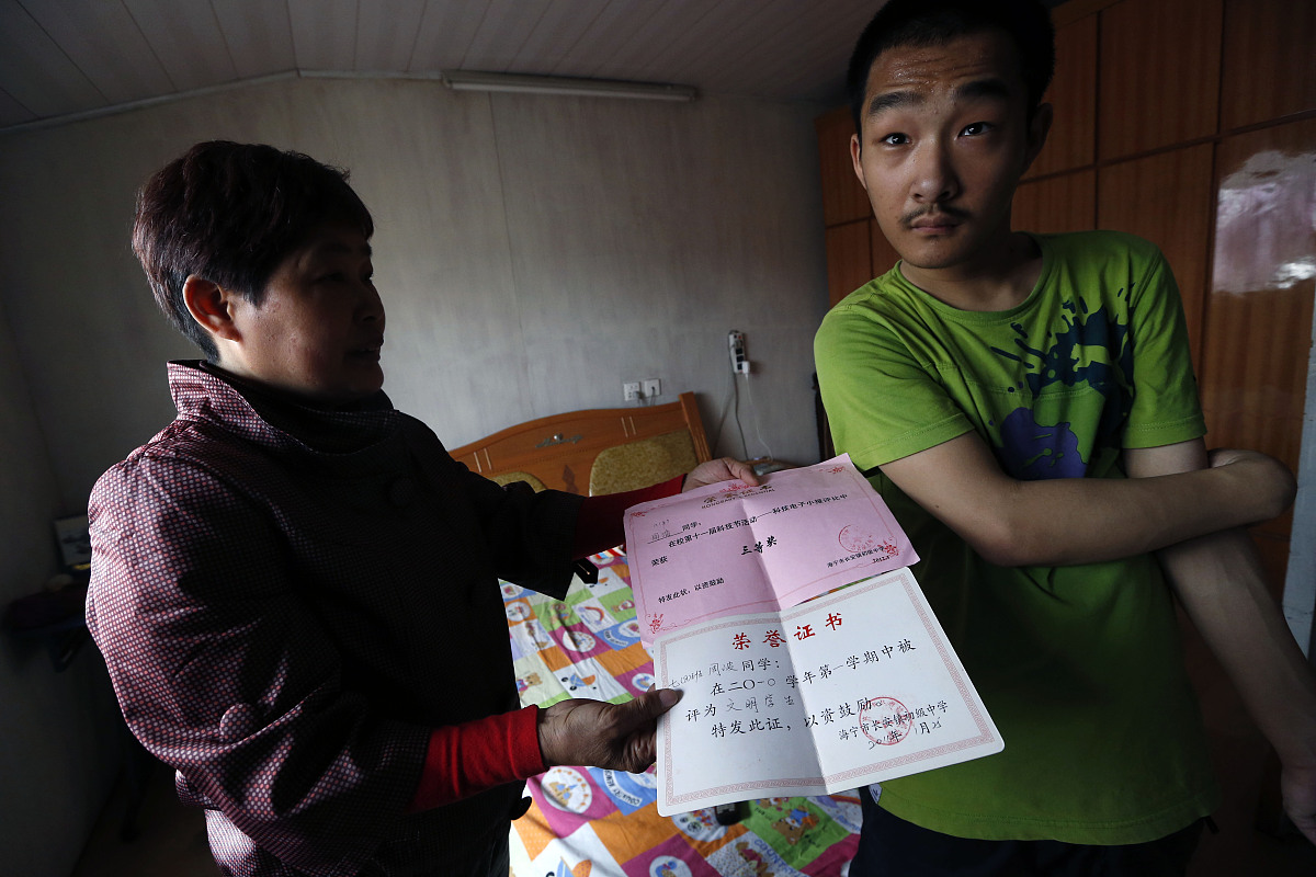 我是一个单亲家庭我家里比较穷只有妈妈一个劳动力家里有四口人我是大学生还有一个妹妹上小学我门学校里面有一个补助金申请你能帮我写一份补助金申请书吗？要求60字左右重点强调低保户和单亲家庭