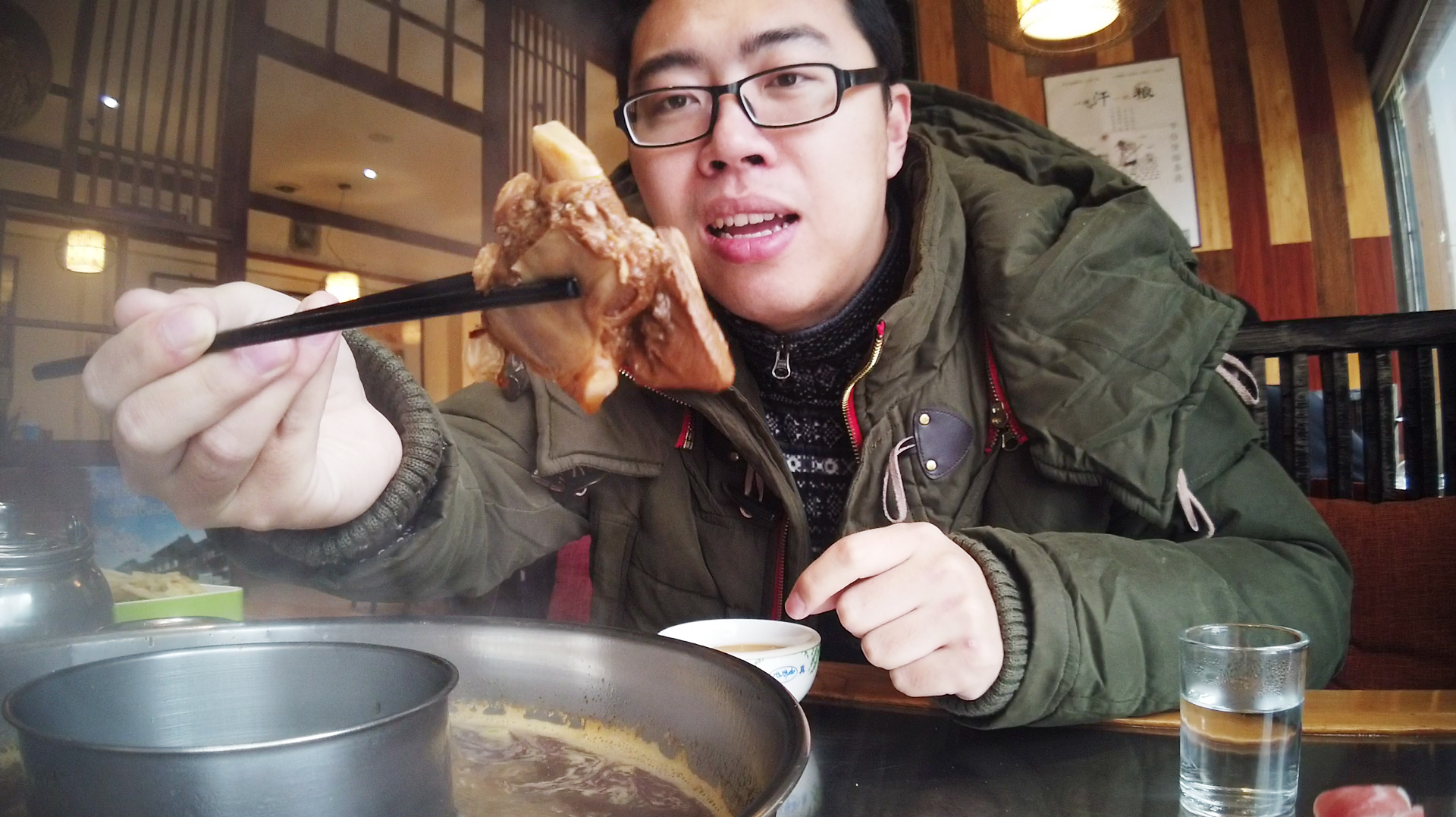 大冷天吃锅红焖羊肉真幸福,两人花了174块钱,大口吃肉感觉真爽