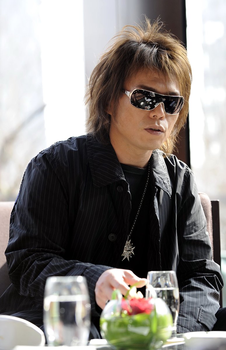 2009年2月13日,北京,伍佰宣传新专辑《太空弹》并接受访问.***_***伍