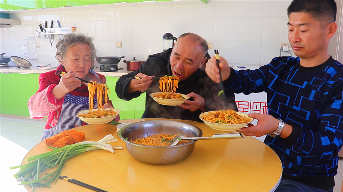 东北大妈铁锅里炒叉子真馋人,鲜香味美,4个人1盆差点没够吃