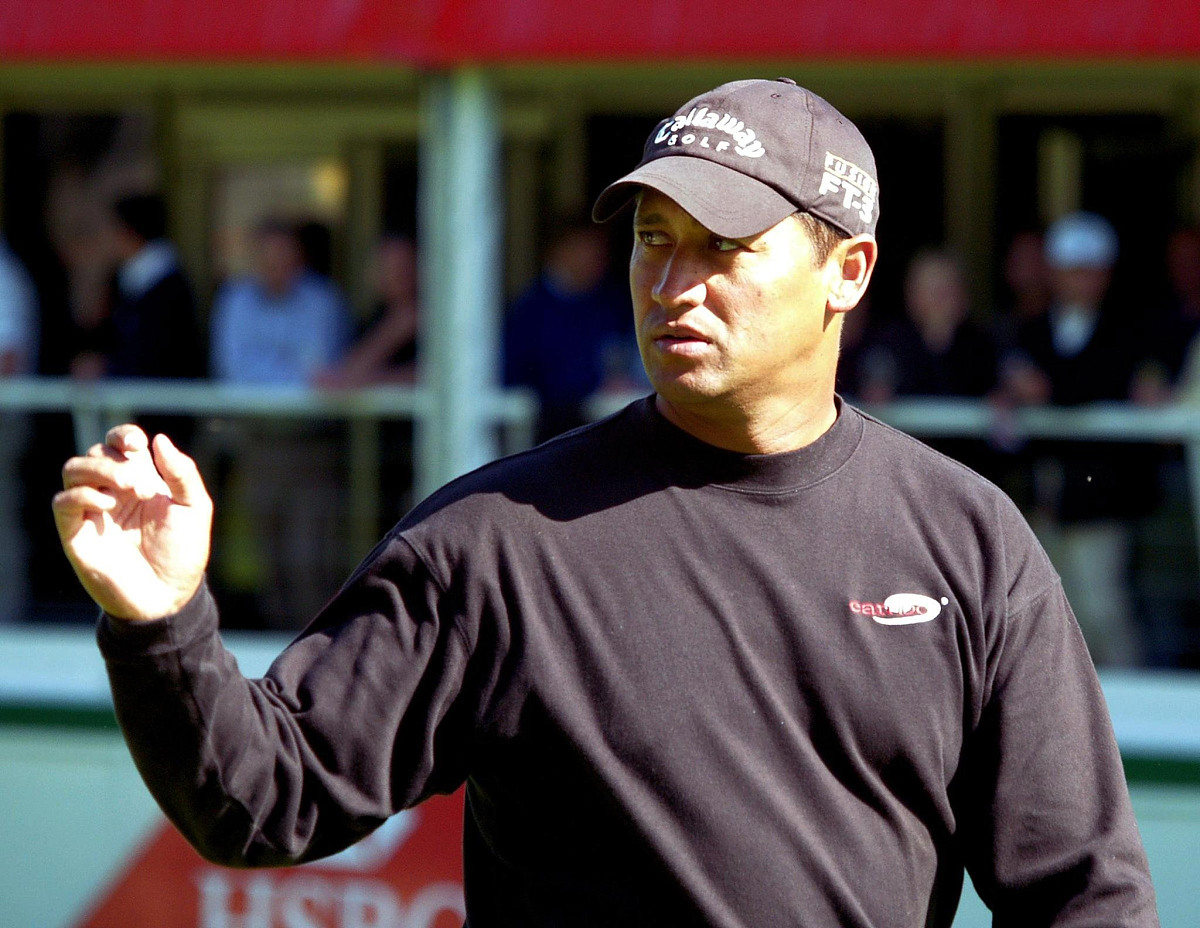 <strong>n</strong>ew zealand's michael campbell acknowledges the crowds during