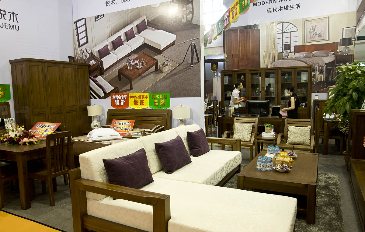 2012年08月03日,北京,观众在了解实木家具.+++_+++家博会,地板,电器,