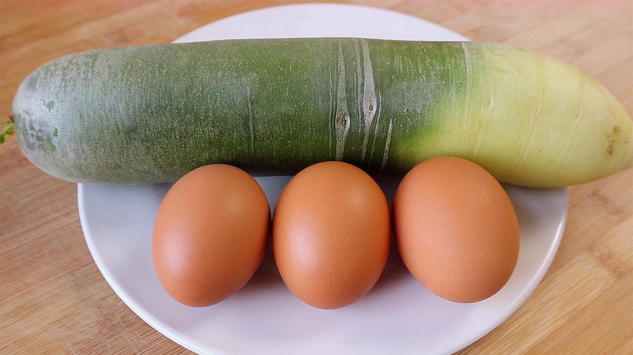 青萝卜别炒菜了,加3个鸡蛋,不炒不炖不凉拌,比吃红烧肉还香