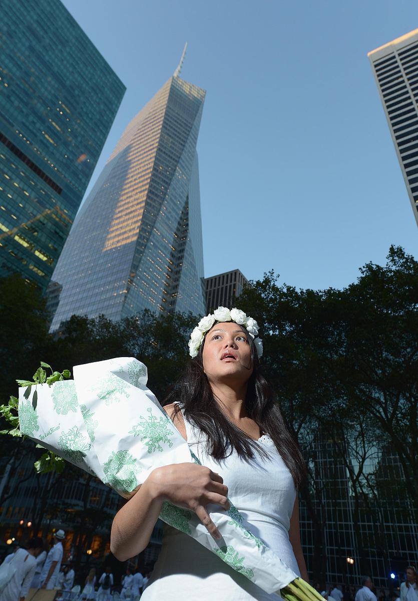 当地时间2013年9月18日,美国纽约,数千名用餐者从头到脚打扮成白色,齐