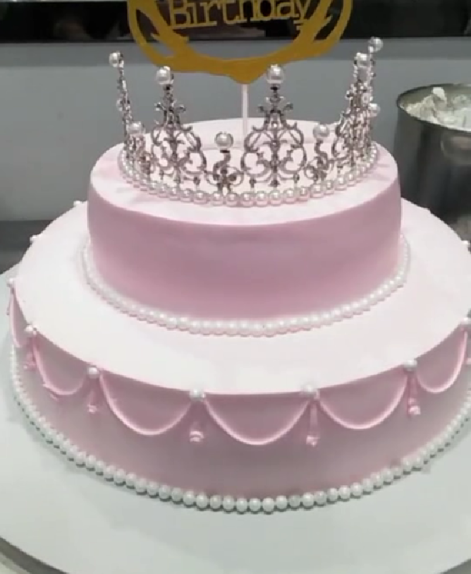 双层皇冠蛋糕,这粉色也太少女心了吧!是个女生都没办法拒绝