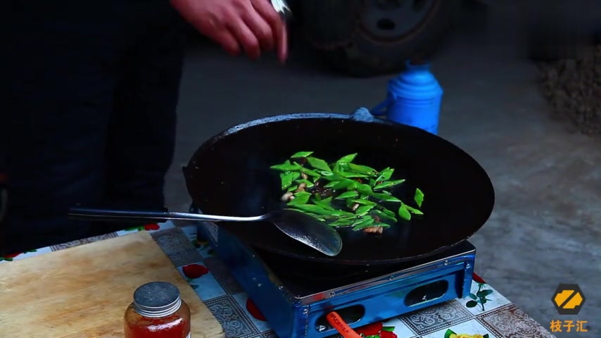 还只会做梅菜扣肉吗?试试石角梅炒肉吧!味道很赞哦!